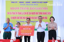 Bí thư Tỉnh ủy Lê Đức Thái trao kinh phí hỗ trợ, bàn giao nhà cho gia đình chính sách