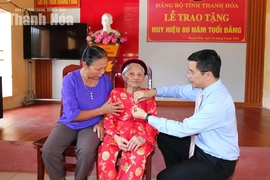 Phó Bí thư Thường trực Tỉnh ủy Nguyễn Hồng Phong trao Huy hiệu 80 năm tuổi Đảng cho các đảng viên lão thành