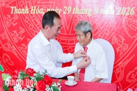 Phó Bí thư Tỉnh ủy Trịnh Tuấn Sinh trao Huy hiệu 80 năm tuổi Đảng cho các đảng viên lão thành