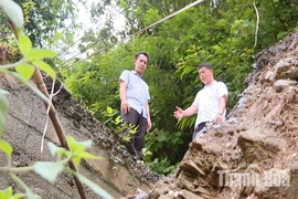 Cảnh báo từ hàng loạt điểm sạt lở dọc sông Lò