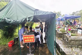 Dầm mưa&nbsp;lấy mẫu hài cốt liệt sĩ