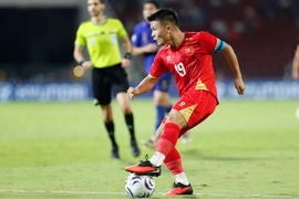 Quang Hải chỉ còn cách kỷ lục lịch sử đúng 1 trận; Man Utd chính thức chiêu mộ Carlos Baleba