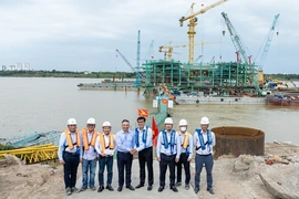 Làm việc xuyên lễ, cầu Trần Hưng Đạo lắp những đốt dầm đầu tiên chỉ sau gần 9 tháng thi công