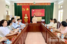 Tặng quà cho Đội quy tập hài cốt liệt sĩ làm nhiệm vụ tại nước CHDCND Lào