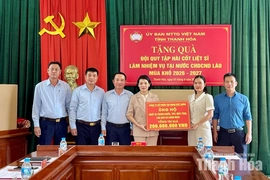 Tặng quà cho Đội quy tập hài cốt liệt sĩ làm nhiệm vụ tại nước CHDCND Lào