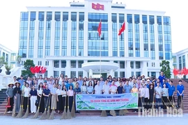 Phường Hạc Thành ra quân tổng vệ sinh môi trường