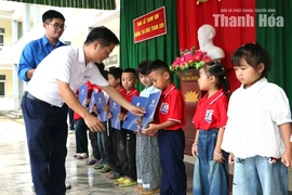 Thủy điện Trung Sơn trao hỗ trợ học sinh có hoàn cảnh khó khăn nhân dịp năm học mới