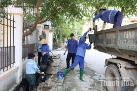 Nạo vét gần 100m cống tại ngõ 65, đường Dốc Ga
