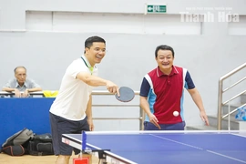 Phó Bí thư Thường trực Tỉnh ủy Nguyễn Hồng Phong thi đấu giao lưu tại Giải bóng bàn các câu lạc bộ tỉnh Thanh Hóa mở rộng