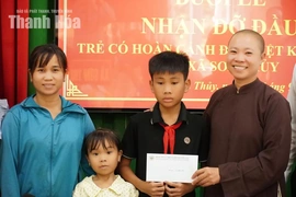 Trung tâm Từ thiện xã hội chùa Hồi Long nhận đỡ đầu học sinh nghèo sau thông tin của Báo Thanh Hóa