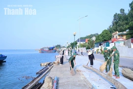 Gần 1.000 người ra quân vệ sinh môi trường ven biển Hoằng Tiến