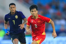 Văn Vĩ lỡ hẹn FIFA ASEAN Cup 2026 vì chấn thương; Lionel Messi và Cristiano Ronaldo đồng ý đá chung đội