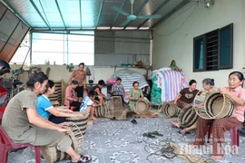 Mở sinh kế cho phụ nữ yếu thế