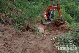 Khẩn trương xây dựng phương án thông xe trên tuyến đường từ xã Mường Lát đi bản Chim, xã Nhi Sơn