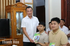 Chủ tịch UBND tỉnh Tô Anh Dũng thăm, chúc mừng em Ngô Văn Hiếu và em Nguyễn Tất Minh