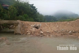Tạm khắc phục vị trí cầu tràn bị cuốn trôi