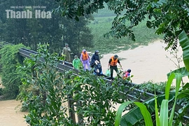 Hỗ trợ đỡ đẻ thành công cho sản phụ bị cô lập do mưa lũ