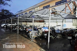 Phân hiệu THCS Đông Cương cho học sinh nghỉ học;&nbsp;sẵn sàng đón người dân khu vực ngoại đê đến tránh trú, gửi đồ