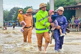 Công an Thanh Hóa hỗ trợ người dân ứng phó với mưa lũ