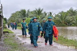 Quân dân sát cánh vượt qua mưa lũ