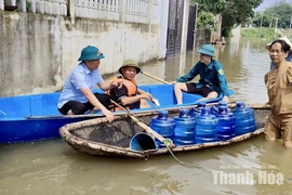 Xã Tây Đô hỗ trợ người dân vùng ngập lụt vệ sinh môi trường sau lũ