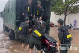 Cảnh sát cơ động Thanh Hóa kịp thời hỗ trợ người dân trong mưa ngập