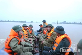 Chủ tịch UBND tỉnh Tô Anh Dũng kiểm tra, chỉ đạo, động viên người dân vùng lũ Kim Tân