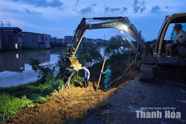Xã Thiệu Hóa huy động hơn 100 người “cứu” đê sông Cầu Chày trong đêm
