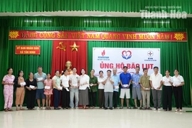 Trao hỗ trợ của doanh nghiệp cho gần 240 hộ bị ảnh hưởng bởi mưa lũ