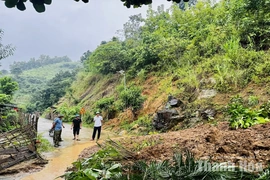 Xã Mường Lát khẩn trương khắc phục sạt lở tuyến đường vào thôn Chiên Pục