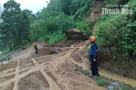 Mưa lũ gây ngập đập tràn, sạt lở đất ở xã Tam Lư