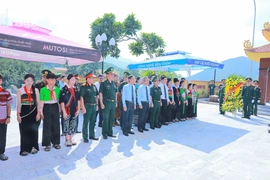 Đoàn đại biểu tỉnh Thanh Hóa dâng hương tưởng niệm các Anh hùng liệt sĩ tại Mường Lát