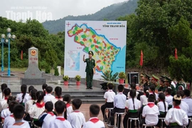 Học yêu nước bên cột mốc chủ quyền