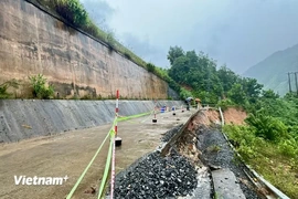 Yêu cầu trực 24/24, bảo đảm giao thông toàn miền Trung trong mưa lũ
