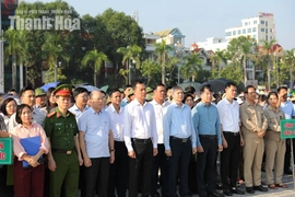 Toàn tỉnh ra quân vệ sinh môi trường khắc phục hậu quả sau mưa lũ