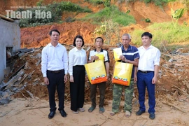 Trao hỗ trợ cho các hộ dân ở xã Yên Khương có nhà bị sập đổ hoàn toàn trong đợt mưa lũ vừa qua
