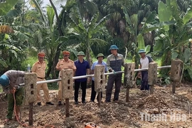 Đóng lối đi tự mở qua đường sắt