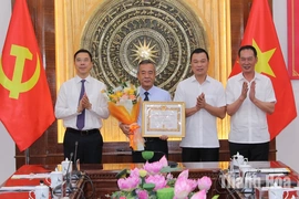 Bí thư Tỉnh ủy Lê Đức Thái và các đồng chí lãnh đạo, nguyên lãnh đạo tỉnh nhận Huy hiệu Đảng