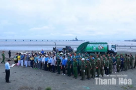 Phường Nghi Sơn ra quân dọn vệ sinh môi trường và thiết lập trật tự công cộng, trật tự đô thị