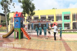 Cơ bản hoàn thành công tác vệ sinh môi trường tại các trường học trên địa bàn xã Đồng Tiến