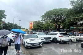 Thiếu ý thức tham gia giao thông khiến nhiều cổng trường ùn tắc