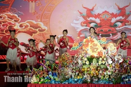 Muôn sắc lồng đèn thắp sáng mùa trăng.