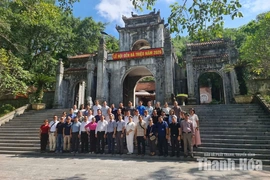 Đoàn cán bộ Thủ đô Viêng Chăn (Lào) tham quan đền Bà Triệu