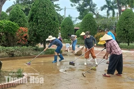 Tăng cường công tác vệ sinh môi trường tại các cơ sở giáo dục sau mưa lũ