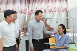 Chủ tịch UBND tỉnh Tô Anh Dũng thăm, động viên công nhân môi trường bị tai nạn khi làm nhiệm vụ