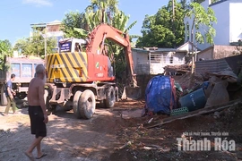 Lãnh đạo phường Hạc Thành kiểm tra, chỉ đạo công tác lập lại trật tự đô thị, vệ sinh môi trường
