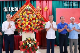 Phó Bí thư Thường trực Tỉnh ủy Nguyễn Hồng Phong thăm và trao đổi với hội viên Câu lạc bộ Hàm Rồng