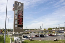 Giá dầu diesel tăng kỷ lục gây sức ép lên kinh tế châu Âu