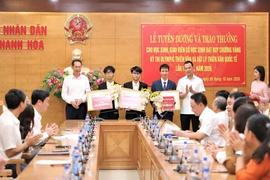 Trao thưởng cho học sinh đoạt Huy chương Vàng Olympic Thiên văn và Vật lý thiên văn quốc tế