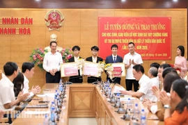 Trao thưởng cho học sinh đoạt Huy chương Vàng Olympic Thiên văn và Vật lý thiên văn quốc tế